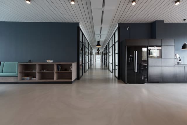 Couloir de bureaux et kitchenette (photo d’illustration)