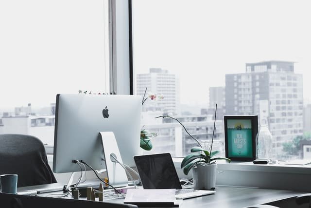 Poste de travail avec ordinateur (photo d’illustration)