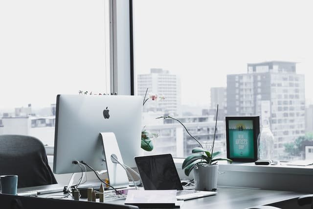 Bureau avec documents et ordinateur (photo d’illustration)