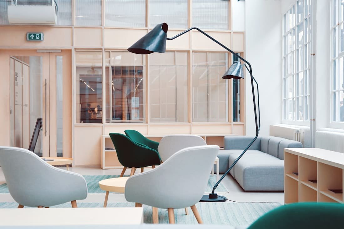 Espace de bureaux professionnels, lumineux et rangé (photo d’illustration)
