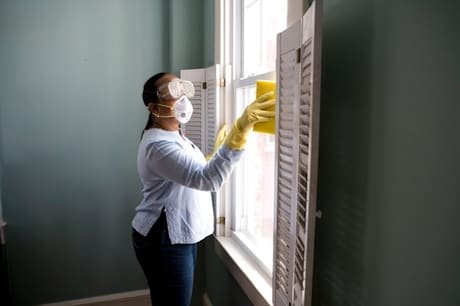 Nettoyage de vitres avec équipement de protection (photo d’illustration)